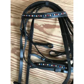 Kings&Queens trense med r�de, hvide og bl� sten PONY