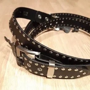 Sort l�derb�lte med nitter